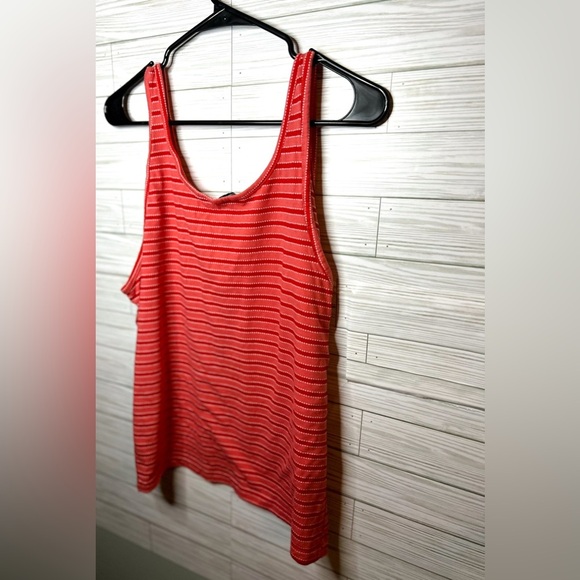 Crop Style Tank - Picture 4 of 4